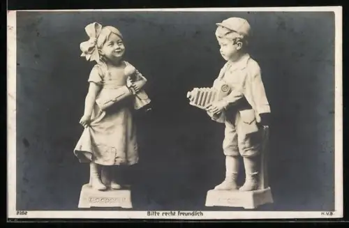 AK Skulpturen zweier Kinder, Junge mit Fotoapparat macht Portrait, Bitte recht freundlich