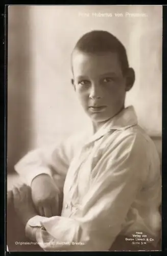 AK Prinz Hubertus von Preussen in jungen Jahren posiert an einem Tisch