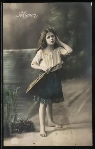 Foto-AK R & K / L Nr. 4839/2: Mädchen mit Gitarre am Seeufer stehend, Mignon