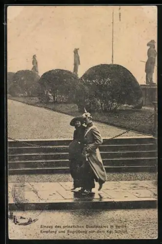 AK Berlin, Victoria Louise Herzogin von Braunschweig mit ihrem Bräutigam beim Einzug in das Kaiserliche Schloss