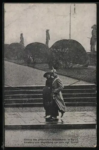 AK Berlin, Victoria Louise Herzogin von Braunschweig mit ihrem Bräutigam beim Einzug in das Kaiserliche Schloss