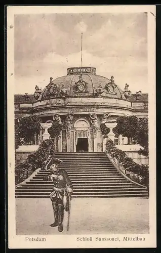 AK Potsdam, König Friedrich II. (der Grosse) vor dem Mittelbau des Schlosses Sanssouci
