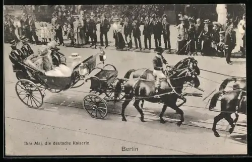 AK Berlin, Kaiserin Auguste Victoria Königin von Preussen bei einer Kutschfahrt durch die Stadt