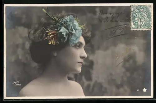 Foto-AK Walery, Paris: Schauspielerin Prioglio mit Blütenschmuck