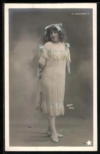 Foto-AK Walery, Paris: Schauspielerin Pourville im gelben Sommerkleid mit Schleifen