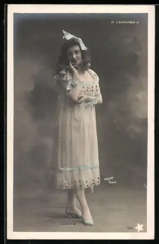 Foto-AK Walery, Paris: Junge Dame mit blauen Schleifen im Haar und am Kleid, Doria, L`Européen
