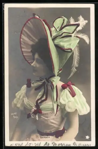 Foto-AK Walery, Paris: Schauspielerin Danger mit Hut u. Perlenkette im bunten Kleid