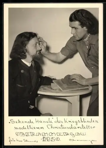 AK Oberammergau, Kriegsblinder modelliert Christusdarsteller, 1950