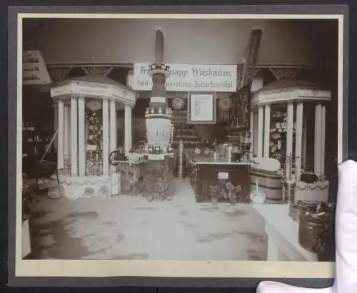 Fotografie C. Kipp, Wiesbaden, Ansicht Wiesbaden, Ausstellung für Hotel- Restaurant Bedarfsartikel Karl Knapp Wiesbaden