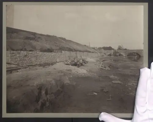 Fotografie M. Stich, Nürnberg, Ansicht Doos b. Nürnberg, Bau des Dooser Brückkanal, Kleinbahn an der Schleuse, 31 x 25cm