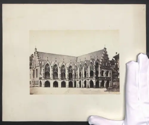 Fotografie unbekannter Fotograf, Ansicht Braunschweig, Blick auf das Altstadtrathaus mit Brunnen