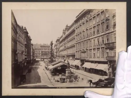 2 Fotografien Ansicht Wien, Blick in den Graben mit Geschäften, Rückseite Platz am Hof mit Restaurant zur gold Kugel