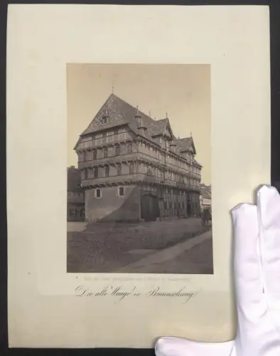 Fotografie A. Stecher, Braunschweig, Ansicht Braunschweig, Blick auf die alte Waage, nach der Natur photografirt