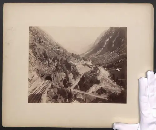 Fotografie unbekannter Fotograf, Ansicht Wassen, Gotthardbahn Tunnel mit Blick in das Tal