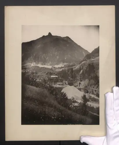 Fotografie unbekannter Fotograf, Ansicht Wasen, Teilansicht des Ortes mit der Gotthardbahn Verlauf