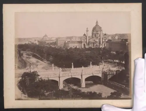 2 Fotografien unbekannter Fotograf, Ansicht Wien, Elisabethbrücke mit Carlskirche, Rückseite Blick auf den Franzensring