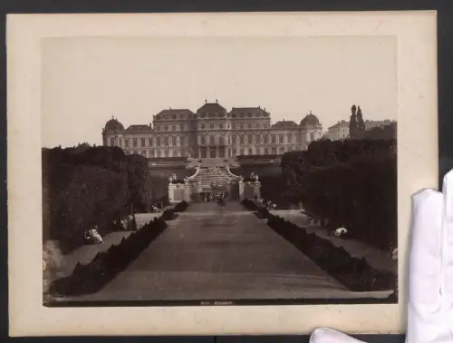 2 Fotografien unbekannter Fotograf, Ansicht Wien, Blick nach dem Schloss Belvedere, Rückseite Kaiserliches Lustschloss