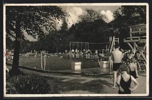 AK Arnsdorf /Sachs., Karswaldbad, Schwimmbecken mit Badegästen