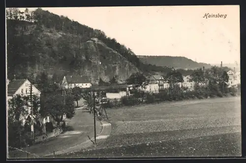AK Hainsberg, Ortsansicht mit Feldern und Häusern am Berg