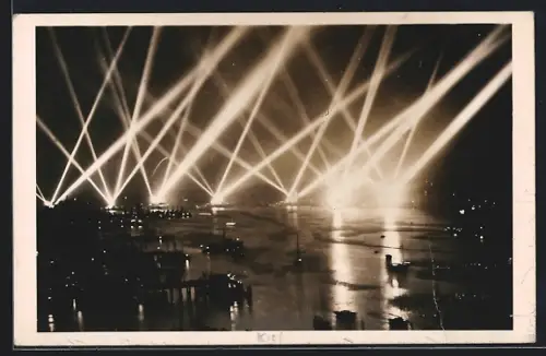 AK Kiel, Nächtliche Scheinwerfer über dem Hafen