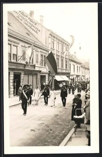 Foto-AK Bruck a. d. Mur, Strassenpartie mit Kaufhaus, Festumzug