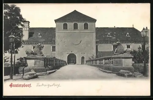 AK Guntersdorf, Schloss mit Löwenskulpturen
