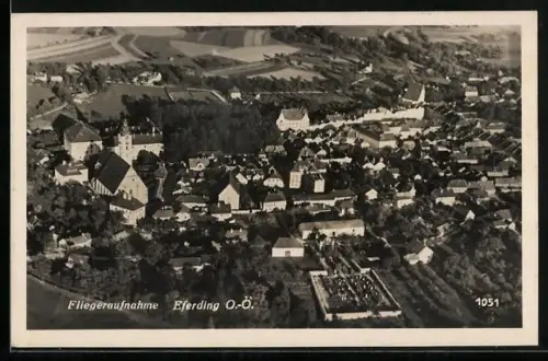AK Eferding /O.-Ö., Totalansicht mit Friedhof, Fliegeraufnahme