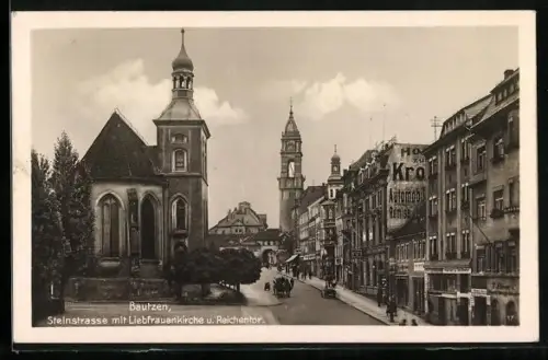AK Bautzen, Steinstrasse mit Geschäften, Liebfrauenkirche und Reichentor