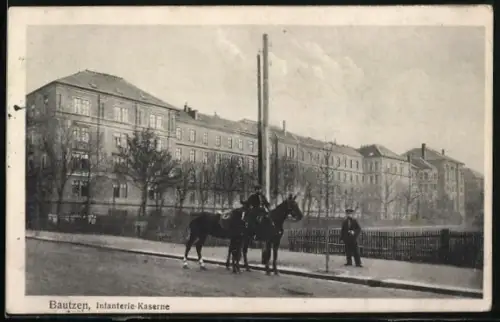 AK Bautzen, Blick zur Infanterie-Kaserne, Soldaten mit Pferden