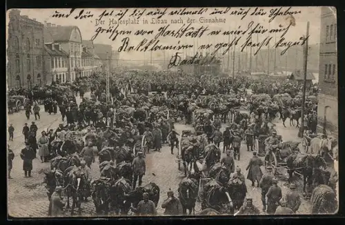 AK Libau, Hafenplatz nach der Einnahme, dt. Soldaten mit Pferdegespannen
