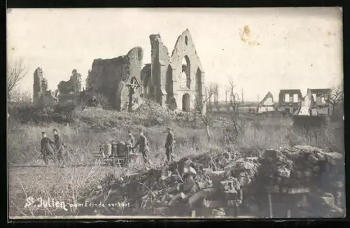 Foto-AK St. Julien, Soldaten vor den Ruinen des Ortes