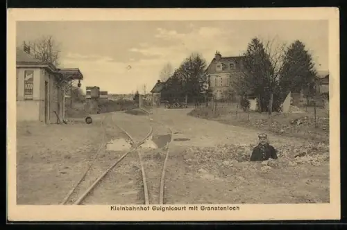 AK Guignicourt, Kleinbahnhof, Soldat im Granatenloch