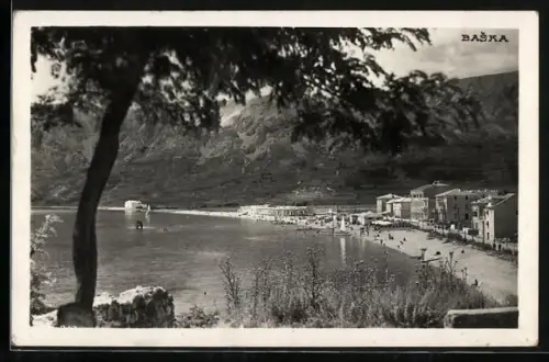 AK Baska, Strandpartie mit Teilansicht des Ortes