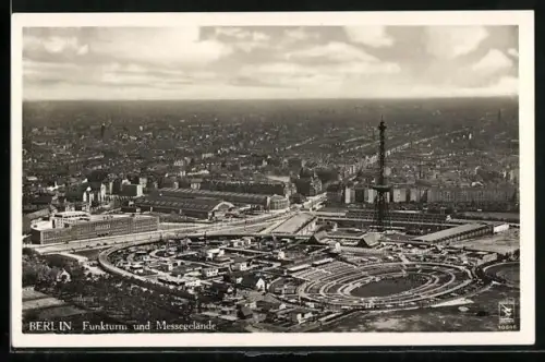 AK Berlin-Charlottenburg, Funkturm und Messegelände aus der Luft gesehen
