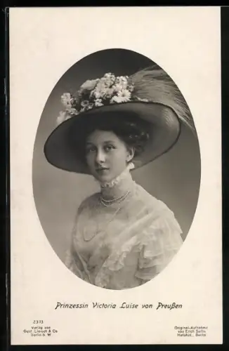 AK Victoria Louise Herzogin von Braunschweig mit Hut und Perlenkette