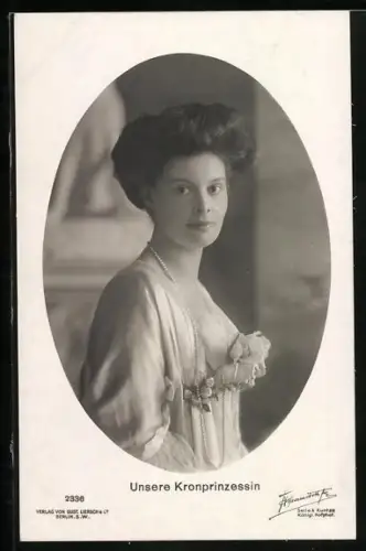 AK Kronprinzessin Cecilie in einem mit Rosen geschmückten Kleid