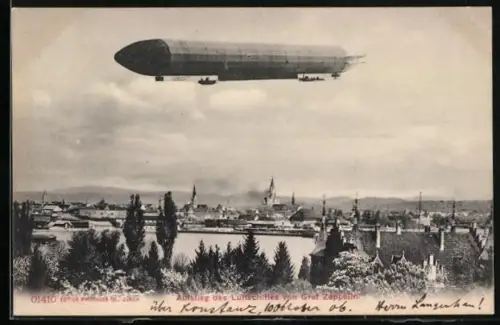 AK Zeppelin-Luftschiff überfliegt einen Ort