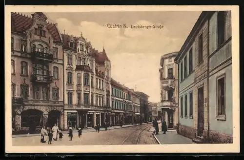 AK Cüstrin /N., Landsberger-Strasse mit Passanten