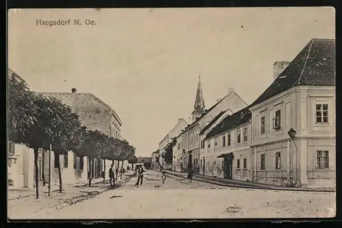 AK Haugsdorf /N. Oe., Strassenpartie mit Passanten