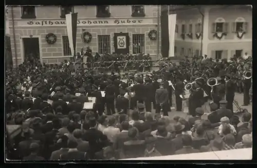 Foto-AK Lambach /O.-Oe., Gasthaus Johann Huber, 100Jahr Feier mit Orchester vor dem Haus