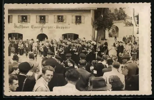 Foto-AK Lambach /O.-Oe., Gasthaus Emersberger-Heppner, Festumzug mit Kapelle