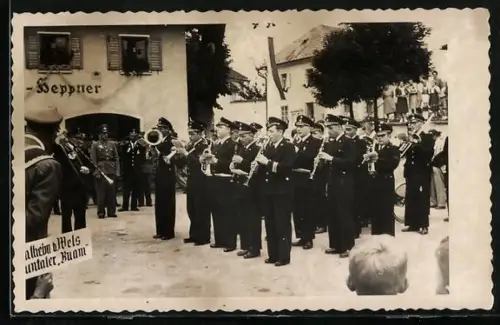 Foto-AK Lambach /O.-Oe., Musikkapelle spielt vor dem Gasthaus Emersberger-Heppner