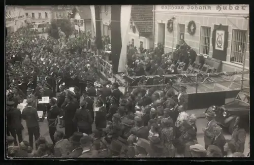 Foto-AK Lambach /O.-Oe., Feierlichkeiten mit Musik vor dem Gasthaus Johann Huber
