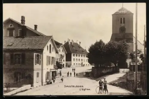 AK Saignelégier, L'Eglise, Strassenansicht mit Kirche