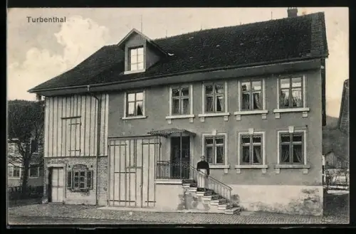AK Turbenthal, Frau vor einem zweistöckigen Haus