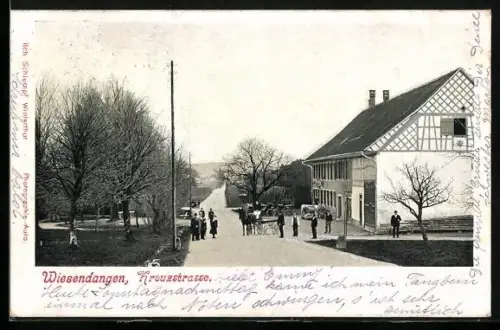 AK Wiesendangen, Kreuzstrasse mit Passanten, Pferdekutsche