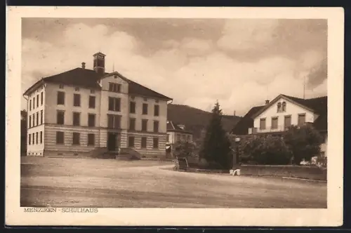 AK Menziken, Schulhaus mit Strassenpartie