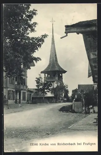 AK Reichenbach b. Frutigen, Strassenpartie mit Kirche