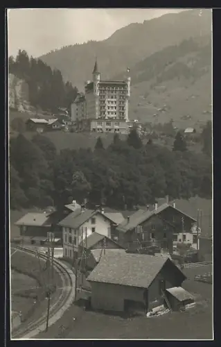 AK Gstaad, Blick zum Hotel Royal, im Vordergrund Eisenbahnstrecke