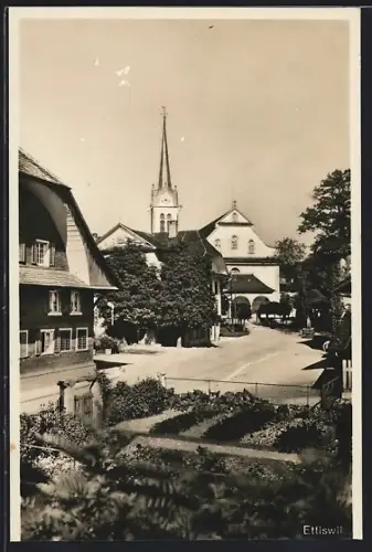 AK Ettiswil, Ortspartie mit Garten, im Hintergrund die Kirche